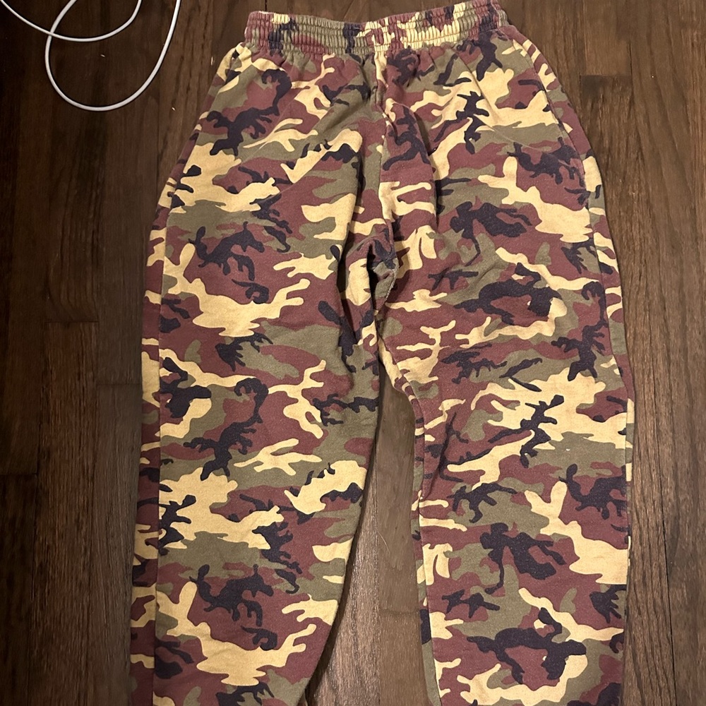 Kylie Jenner camo sweatpant